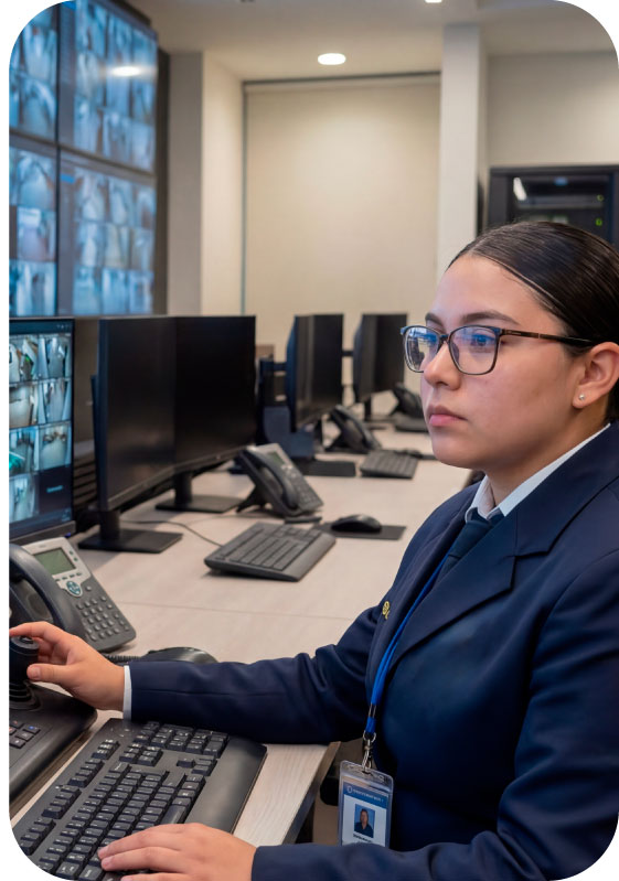 Operadora en centro de monitoreo
